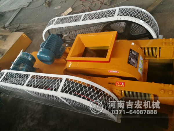 200×450對輥破碎機(jī)發(fā)往貴州_破碎石英砂